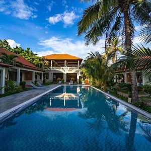 Queen Room Pool View